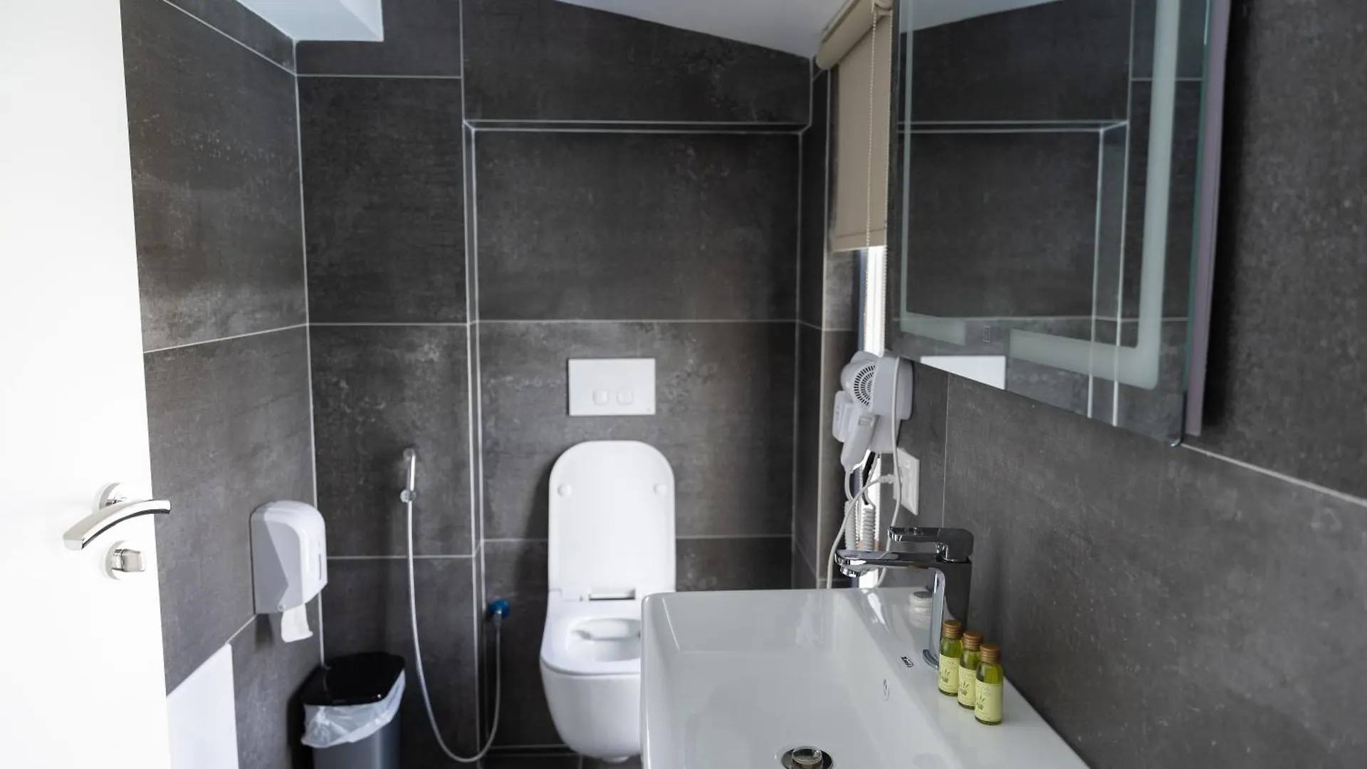 Leon Hotel Kashar 3*,  Albania